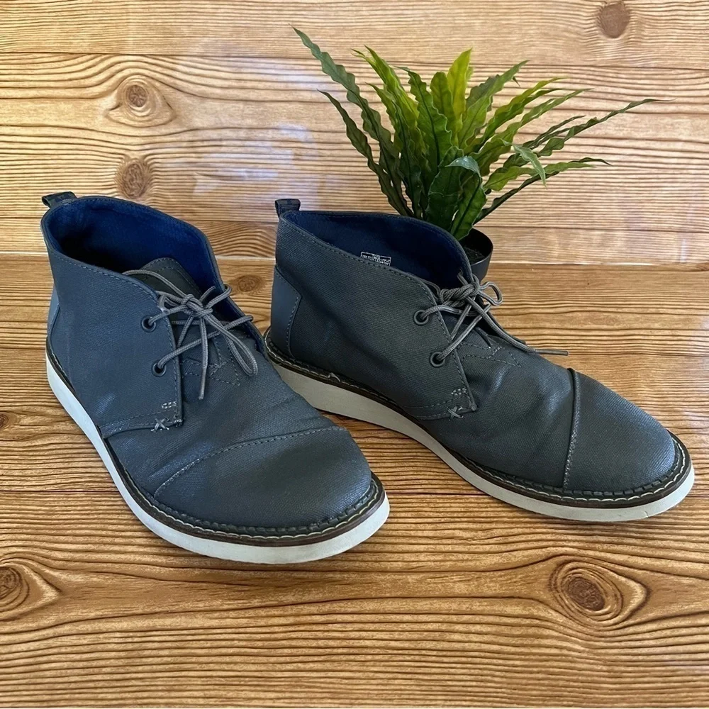 TOMS Gray Fabric Chukka Style Ankle Boot with White Rubber Soles Mens Size 9